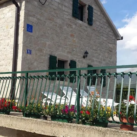 Modernes Ferienhaus In Mit Garten, Grill Und Terrasse