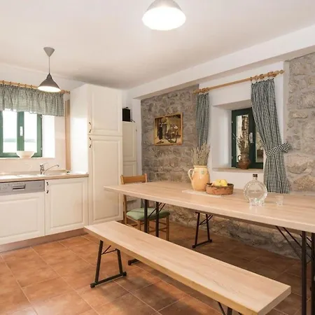 Modernes Ferienhaus In Mit Garten, Grill Und Terrasse