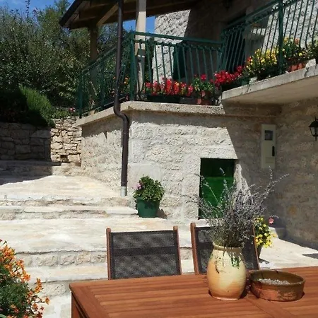Modernes Ferienhaus In Mit Garten, Grill Und Terrasse Cetina