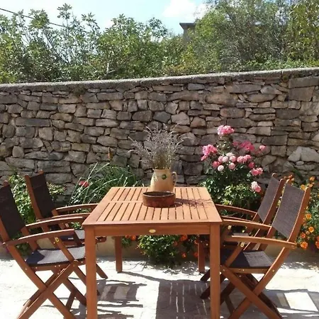 Modernes Ferienhaus In Mit Garten, Grill Und Terrasse